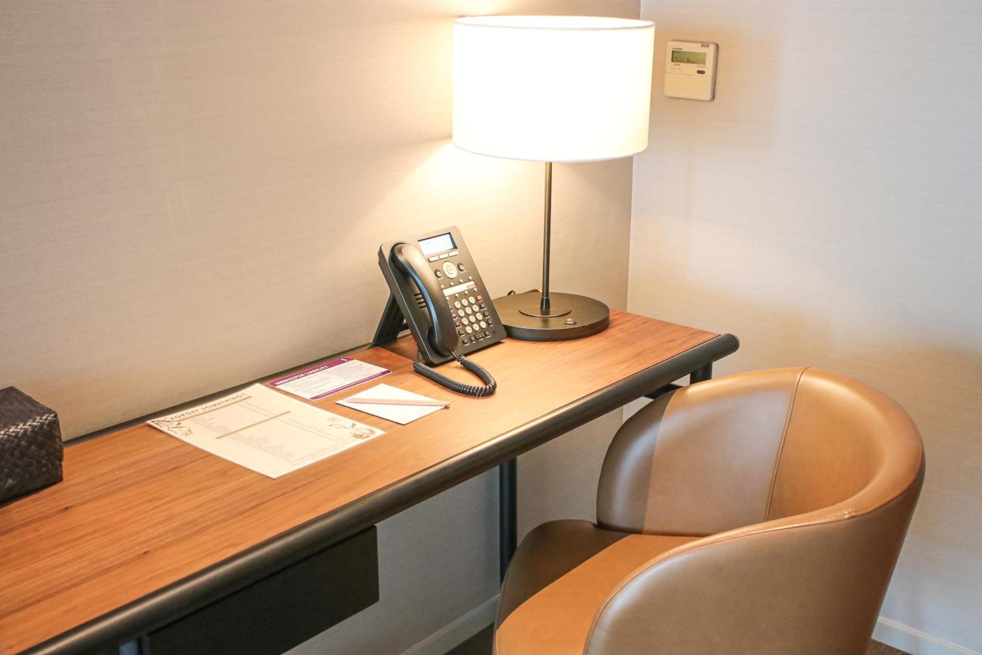 Sivatel Bangkok Hotel Eksteriør billede A desk with a telephone